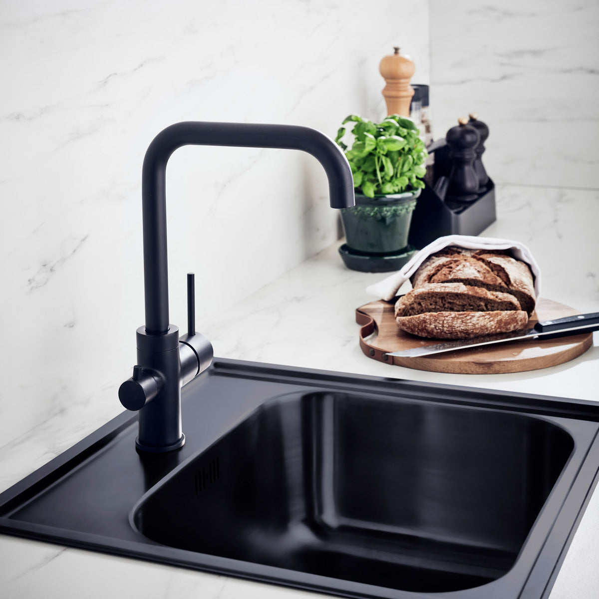 Kjøkkenbatteri Hafa Stand Svart med oppvaskmaskinavstengning